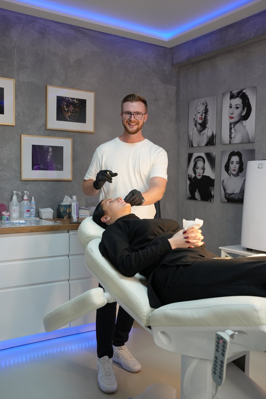 Ricardo Bayer im Behandlungsraum des Vitalis-Studios